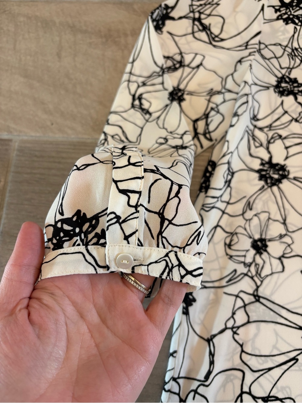 NYDJ Black White Floral Print Button Front Blouse Women’s Medium Office Work M - Picture 4 of 10